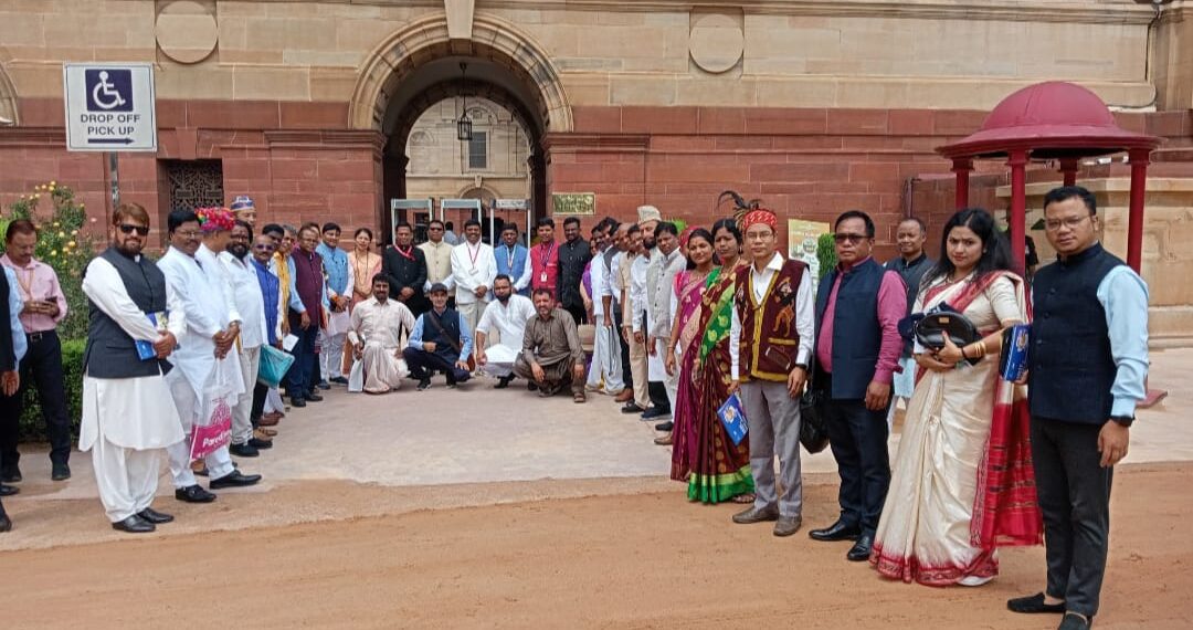 Former Police Officer from Karnah Highlights Pahari Issues During Meeting with President Murmu