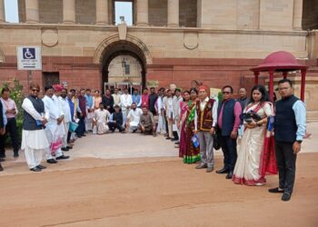 Former Police Officer from Karnah Highlights Pahari Issues During Meeting with President Murmu