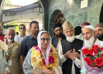 Dr Darakhshan Andrabi laid foundation stone for Administrative Block of J&K Waqf Board