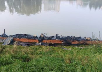 Blaze Damages Houseboat on Srinagar’s Jhelum River