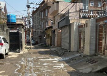 Residents of Narparistan Fateh Kadal Decry Crumbling Road, Seek Immediate Government Action