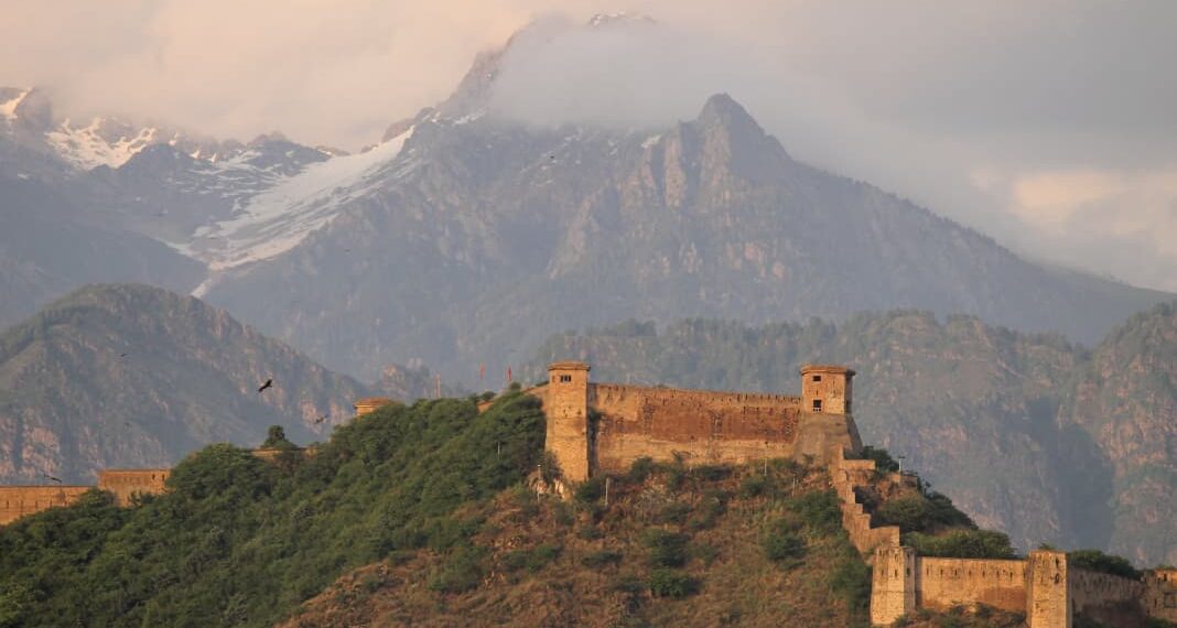 Tourists Face Lack of Facilities at Hari Parbat Fort