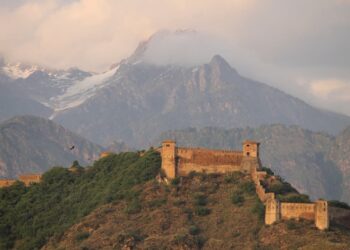 Tourists Face Lack of Facilities at Hari Parbat Fort