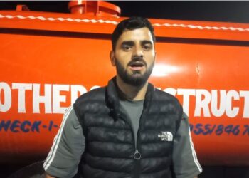 B.Com Student from Checkiwangund Village Provides Drinking Water to Stranded Truck Drivers on Srinagar-Jammu Highway