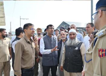 Div Com Ensures Evacuation of 2,200 Fruit Trucks via Mughal Road in 24 Hours