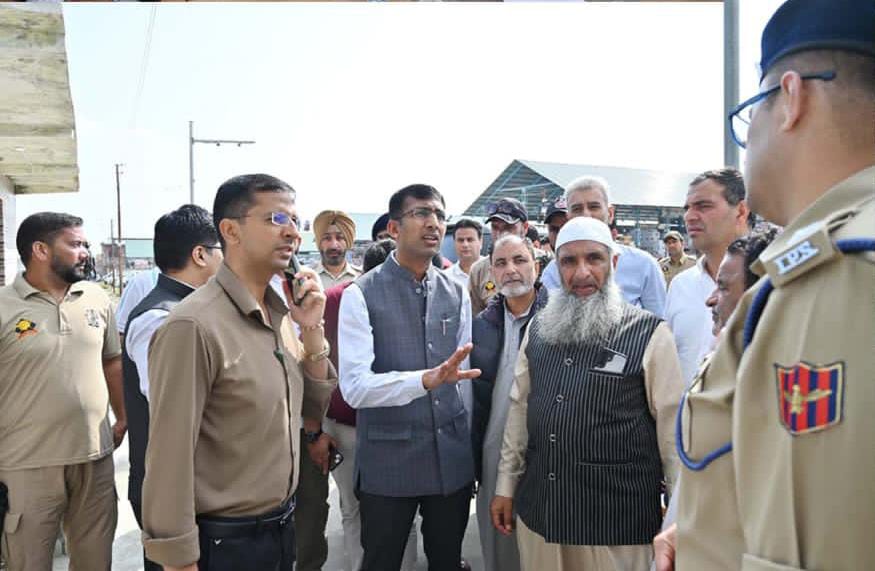Div Com Ensures Evacuation of 2,200 Fruit Trucks via Mughal Road in 24 Hours