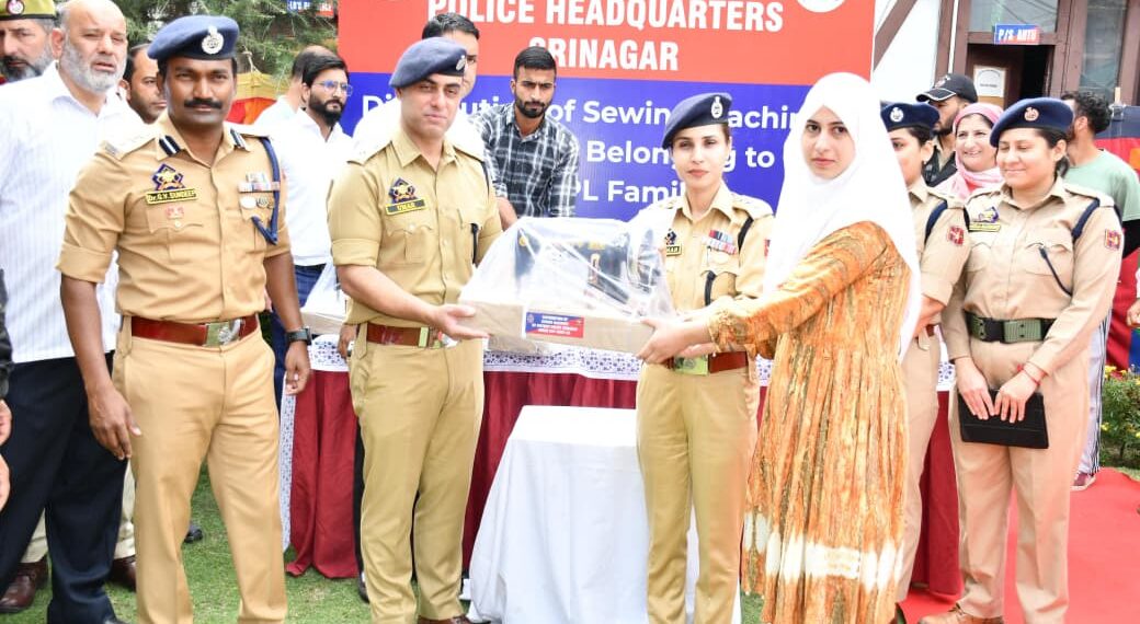 Srinagar Police Distributes Sewing Machines to Women from BPL/AAY Families under CAP 2025-26