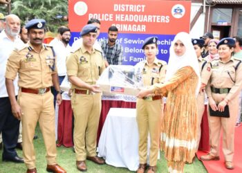 Srinagar Police Distributes Sewing Machines to Women from BPL/AAY Families under CAP 2025-26