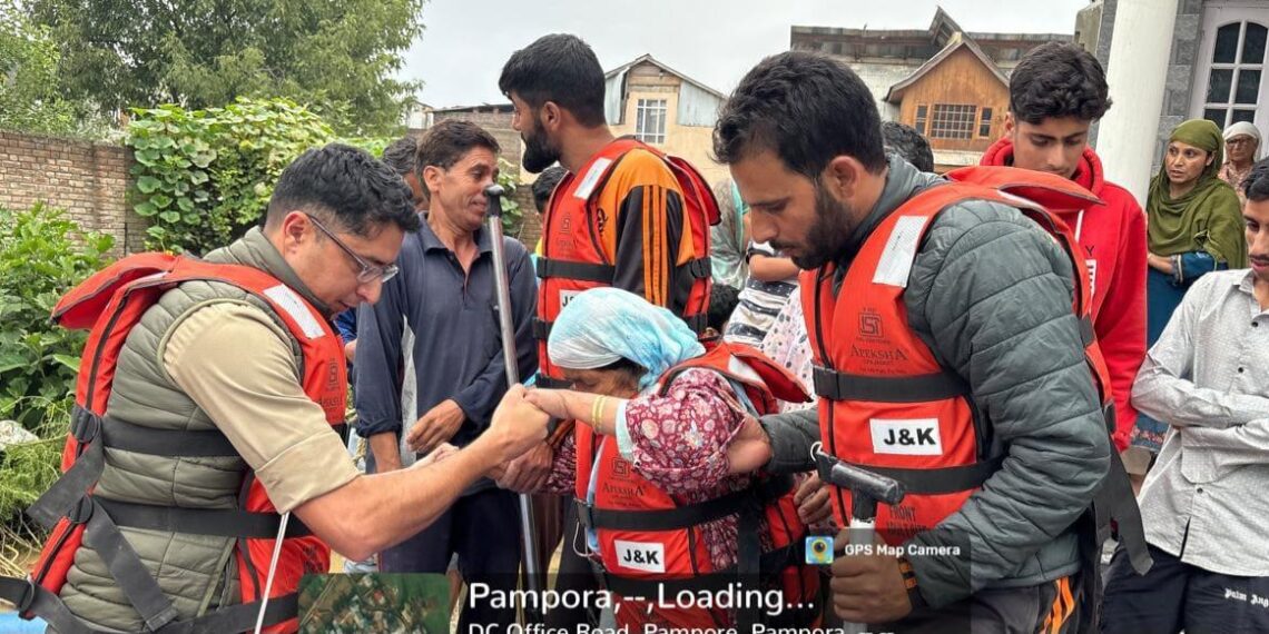 200 Families Relocated as Srinagar Police Launches Flood Rescue Drive