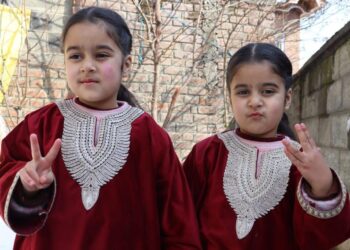 Twin Girls from Anantnag Appeal to PM Modi to Visit Kashmir, Support Flood Victims