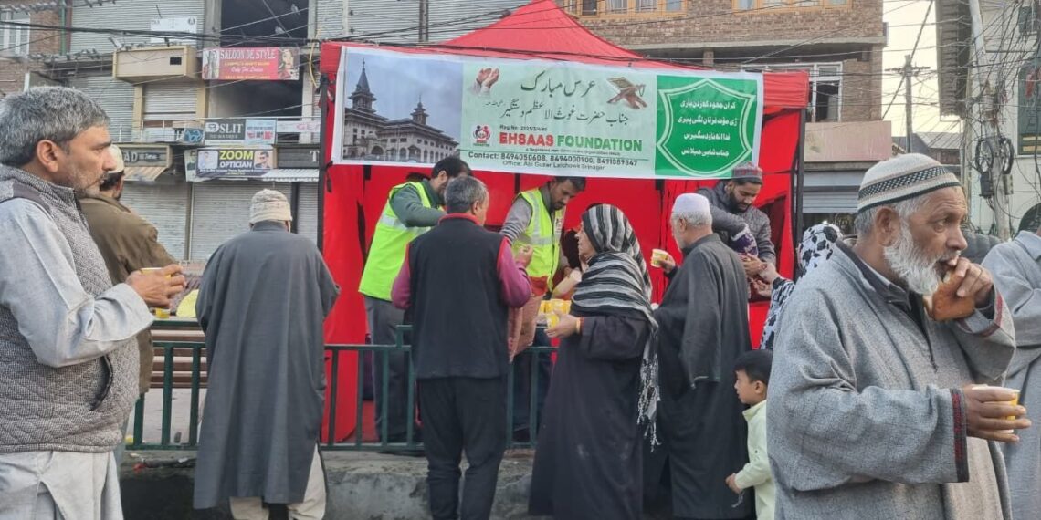 Annual Urs: Ehsaas Foundation Sets Up Free Tea Stall at Dastgeer Sahab Shrine at Khanyar