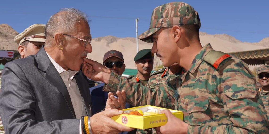 Kavinder Gupta Marks Diwali with Fire & Fury Corps in Leh, Salutes Soldiers’ Valour