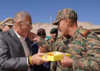 Kavinder Gupta Marks Diwali with Fire & Fury Corps in Leh, Salutes Soldiers’ Valour