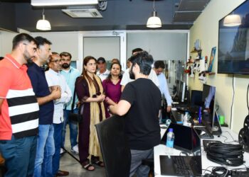 J&K Media Delegation Explores Mumbai Film City, Learns About Emerging Trends in Filmmaking
