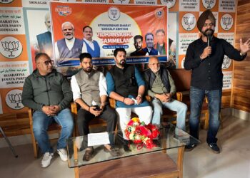 Kashmir Residents Embrace Swadeshi Spirit at Atmanirbhar Bharat Sammelan Led by DDC Member