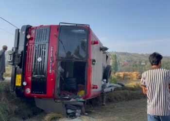Fire Tender Overturns on Khansahib Route, Four Firefighters Injured