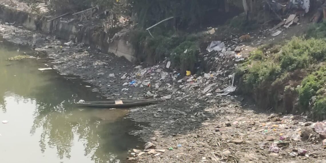 Jhelum River in Srinagar Chokes Under Mounting Pollution