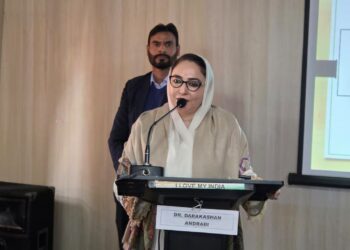 Waqf Chairperson Dr. Andrabi addreses SAHI RASTA youth workshop in Shopian