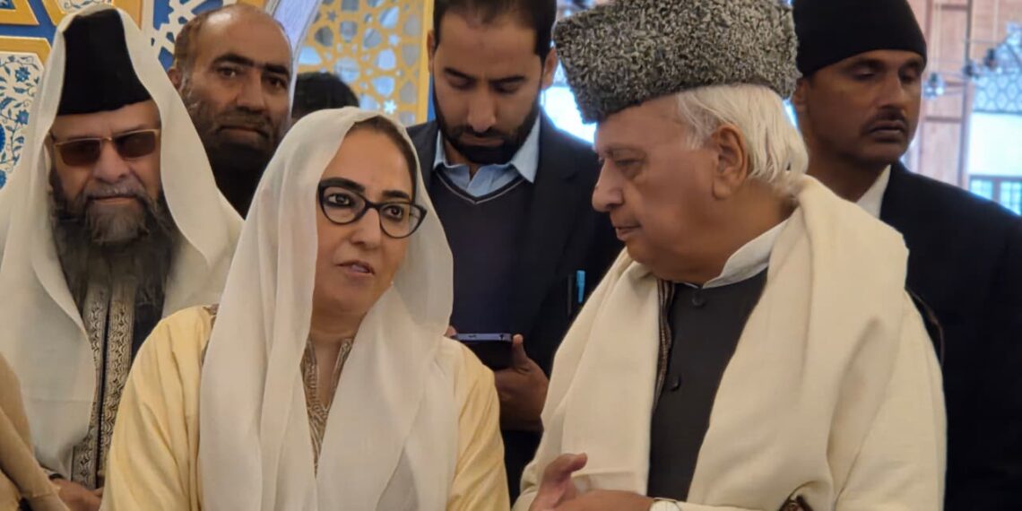 Bihar Governor Arif Mohammed Khan Visits Hazratbal Dargah, Praises Waqf Board for Historic Renovation