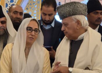 Bihar Governor Arif Mohammed Khan Visits Hazratbal Dargah, Praises Waqf Board for Historic Renovation