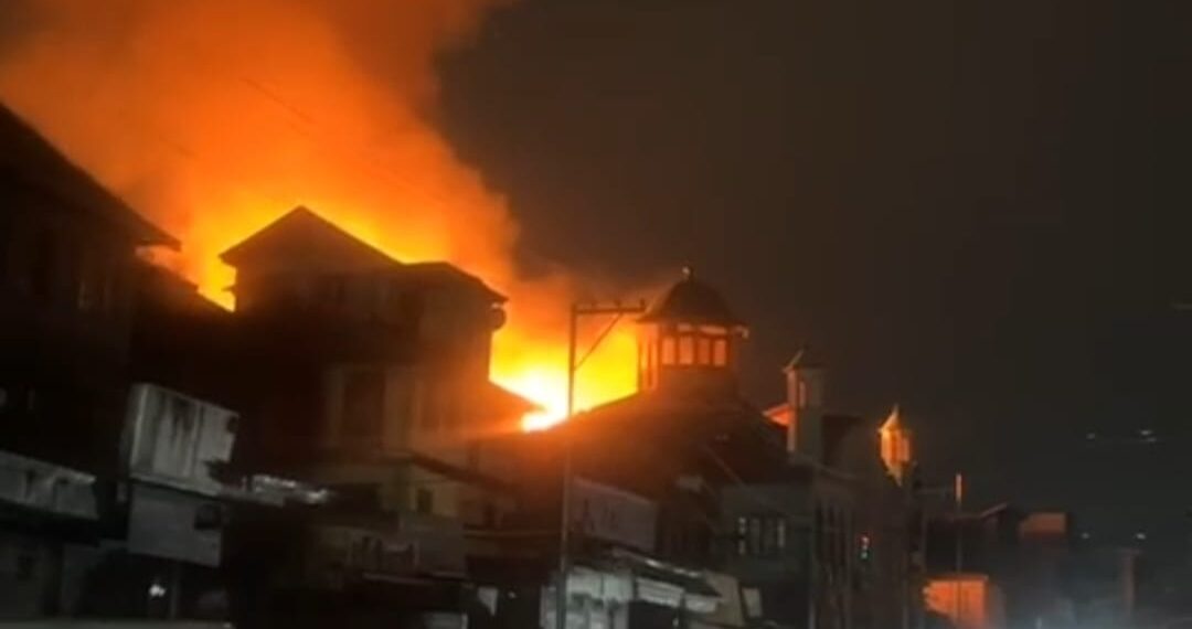 Late-Night Fire Ravages Old Fateh Kadal Homes, Firefighter Injured