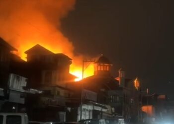 Late-Night Fire Ravages Old Fateh Kadal Homes, Firefighter Injured