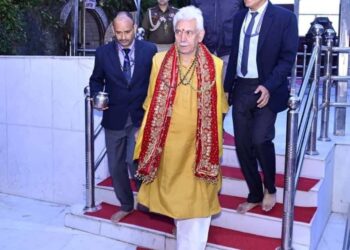 LG Sinha Offers Prayers at Vaishno Devi, Seeks Peace & Prosperity for J&K