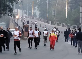 Kashmir Marathon 2.0: CM Omar Abdullah, Actor Sunil Shetty Lead Run for Peace and Unity