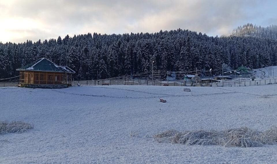 Budgam Welcomes Winter with First Snowfall of the Season