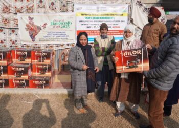 HSC Baramulla Empowers Kupwara Artisans with Toolkits During National Handicrafts Week