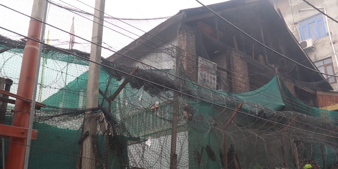 Fire Engulfs CRPF Banker’s Building in Karanagar, Srinagar