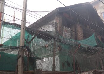 Fire Engulfs CRPF Banker’s Building in Karanagar, Srinagar