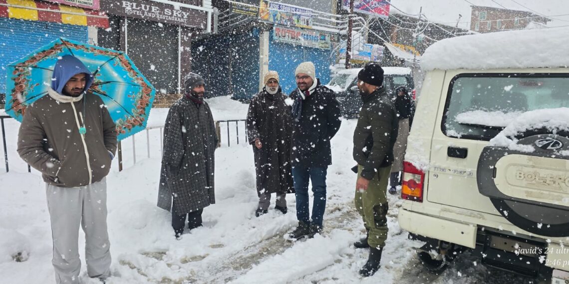 SDM Kokernag Reviews Snow Clearance, Regulates Traffic on NH Amid Snowfall