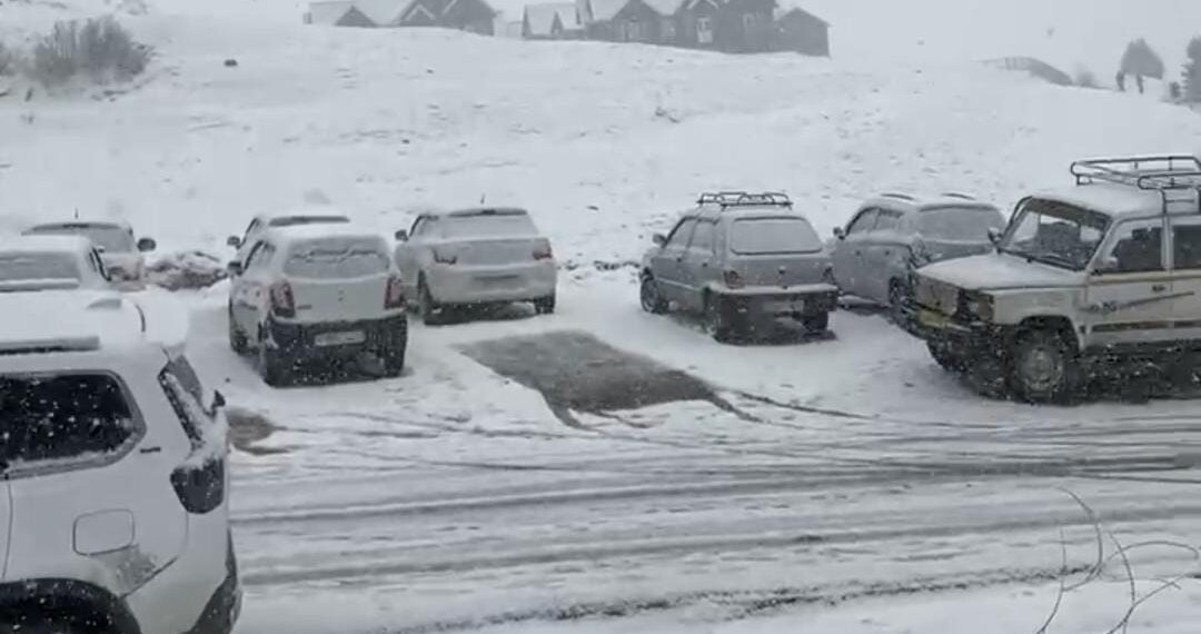 Sub-Zero Temperatures Grip Kashmir, Gulmarg records Season Lowest at -8.8°C, Srinagar shivers at -3.6°C