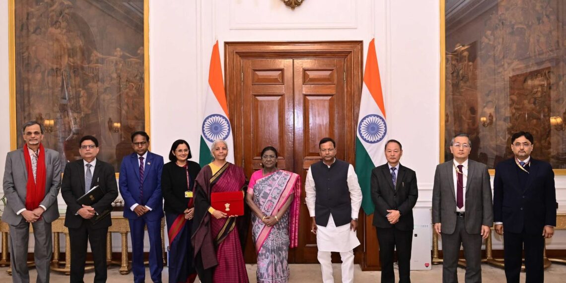 FM Nirmala Sitharaman Meets President Droupadi Murmu Before Budget Presentation