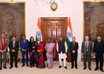 FM Nirmala Sitharaman Meets President Droupadi Murmu Before Budget Presentation