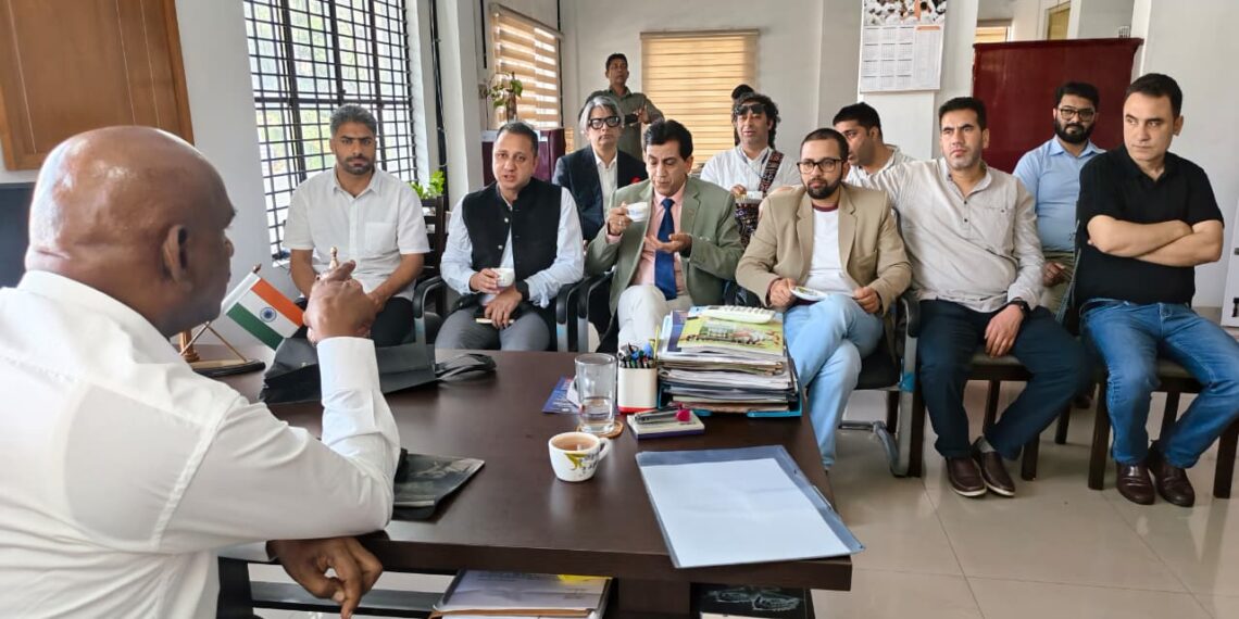 Kashmir Media Team Engages with PIB Thiruvananthapuram, Felicitates ADG