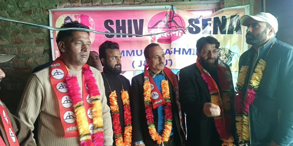 Several NC, BJP and PDP Workers Join Shiv Sena in Malikpora Hajin, Bandipora