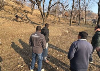 1.05 Kanal Kahcharai Land Retrieved in Joint Anti-Encroachment Drive in Larnoo Anantnag