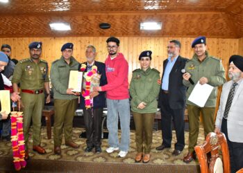 Srinagar Police Accords Warm Send-Off to Retiring Officers