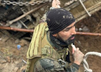 Indian Army Rescues Civilian Vehicle in Bandipora Amid Adverse Weather