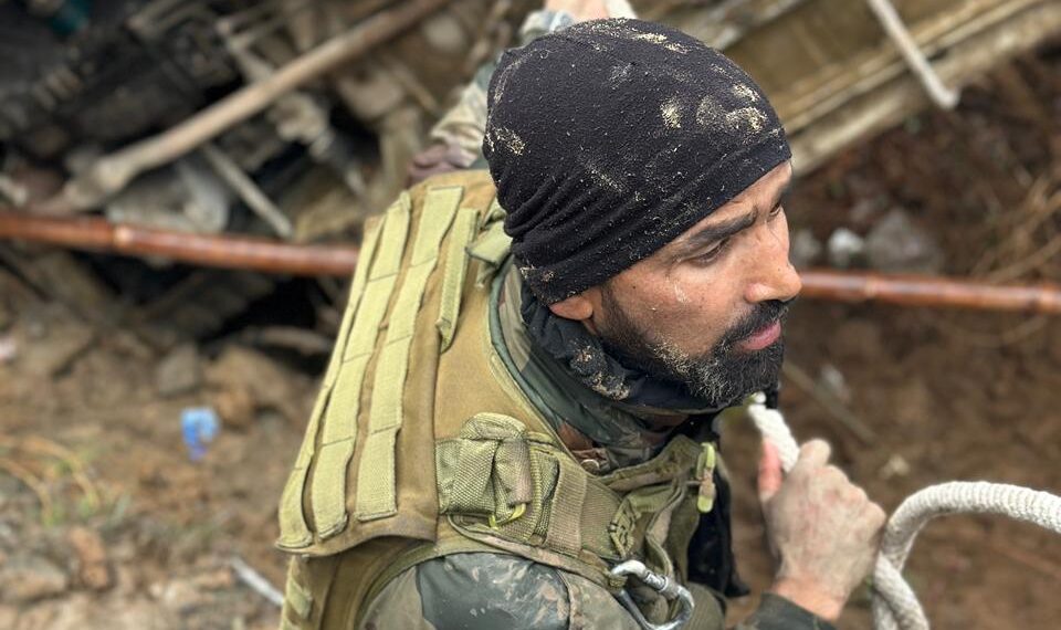 Indian Army Rescues Civilian Vehicle in Bandipora Amid Adverse Weather