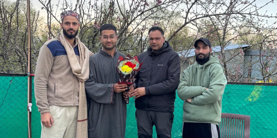SHO Bomai Felicitates JKAS Qualifier Faizan-ul-Haq at His Residence