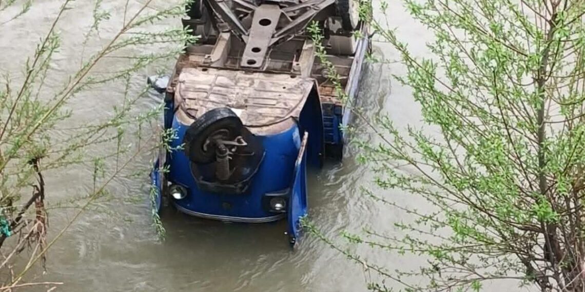 *Man Killed After Load Carrier Plunges into Nallah Ningli in Sopore*  Khan Jahangeer  Sopore, Apr 8 (JKNS): A man lost his life in a tragic road accident after a load carrier vehicle plunged into Nallah Ningli Pazipora in the Sopore area of north Kashmir on Wednesday.  The deceased has been identified as Tariq Ahmad Bhat, son of Gh Qadir Bhat, a resident of Sher Colony Sopore, officials told news agency JKNS.   Soon after the incident, locals along with police rushed to the spot and launched a rescue operation. The injured was immediately shifted to Sub-District Hospital (SDH) Sopore for treatment, where doctors declared him brought dead.  Police have taken cognizance of the incident and initiated an investigation to ascertain the exact cause of the accident. (JKNS)