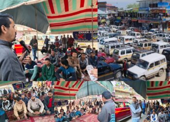 Kashmir Transporters Observe Strike Over Smart City Bus Expansion, Protest Erupts in Magam