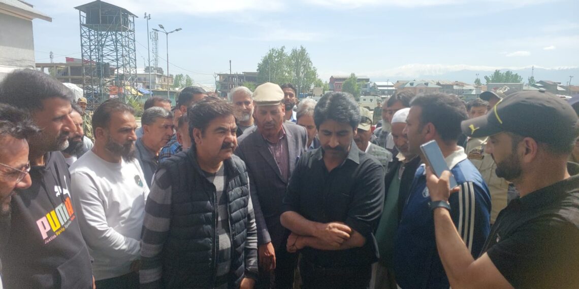 DC Baramulla Visits Asia’s Second Largest Fruit Mandi in Sopore; Calls for Collective Action for Growth