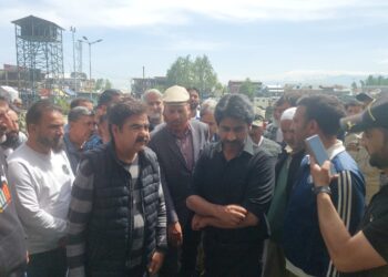 DC Baramulla Visits Asia’s Second Largest Fruit Mandi in Sopore; Calls for Collective Action for Growth