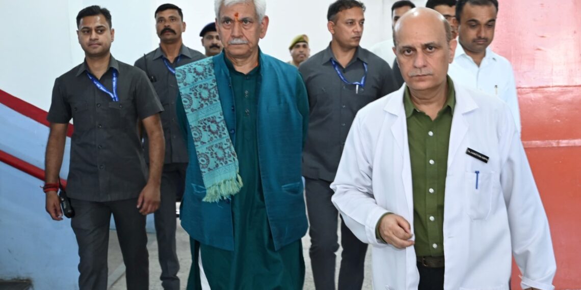 DC Baramulla Visits Asia’s Second Largest Fruit Mandi in Sopore; Calls for Collective Action for Growth