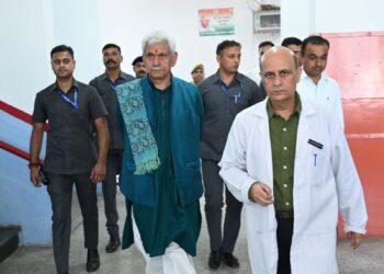DC Baramulla Visits Asia’s Second Largest Fruit Mandi in Sopore; Calls for Collective Action for Growth