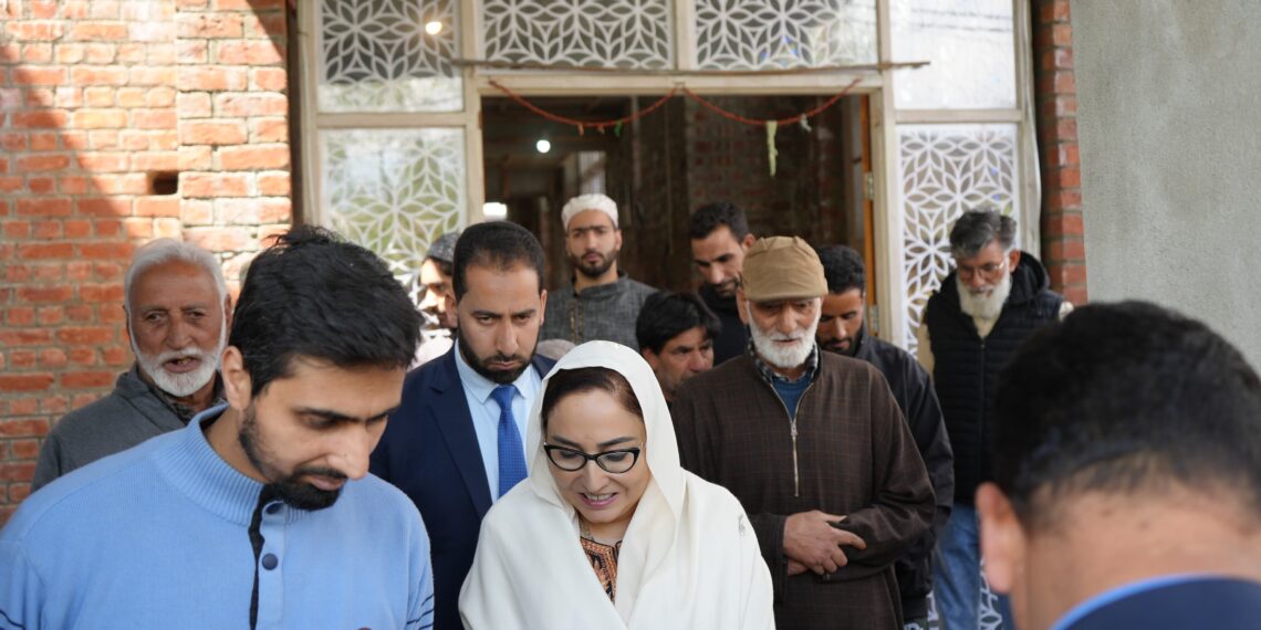 Waqf Chairperson paid obeisance at Bara Sadaat Shrine at Teilbal Srinagar on Annual Urs